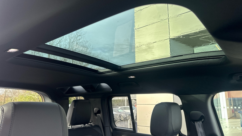 Land Rover Defender 3.0 D250 X-Dynamic SE 110 5dr Auto Diesel Estate